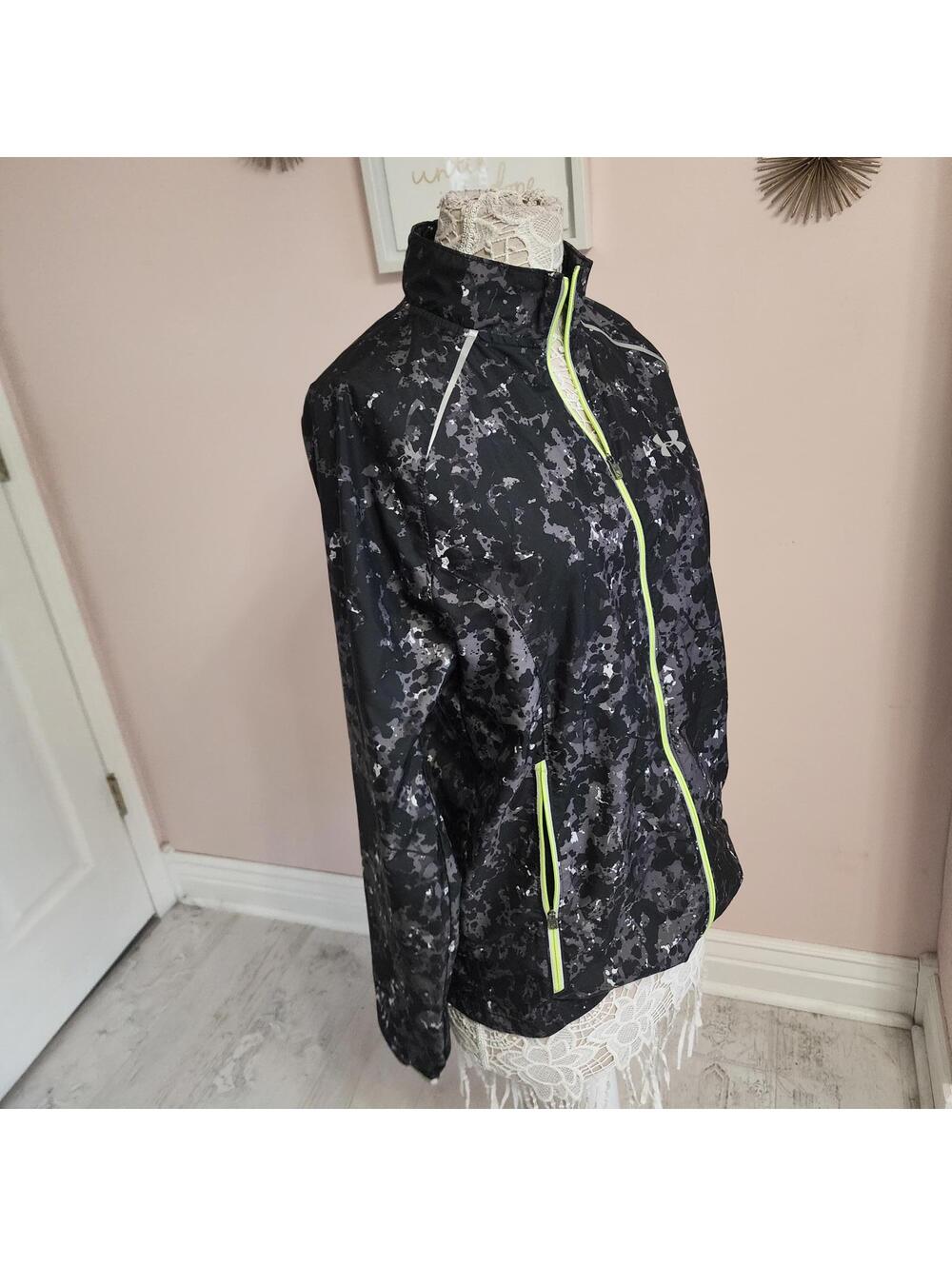 Under Armour Run Jacket Women’s L Black Gray Camo Neon Reflective Fitted